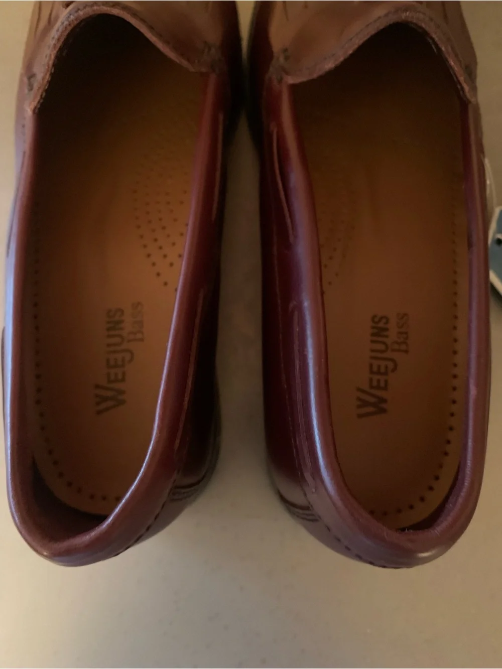 BASS WEEJUNS, NEW WITH TAGS, 2 tassel Woman’s size 9w loafers. BURGANDY RED.